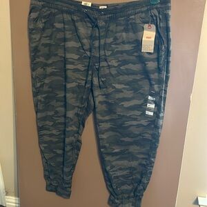 Levis Capris Green Camouflage